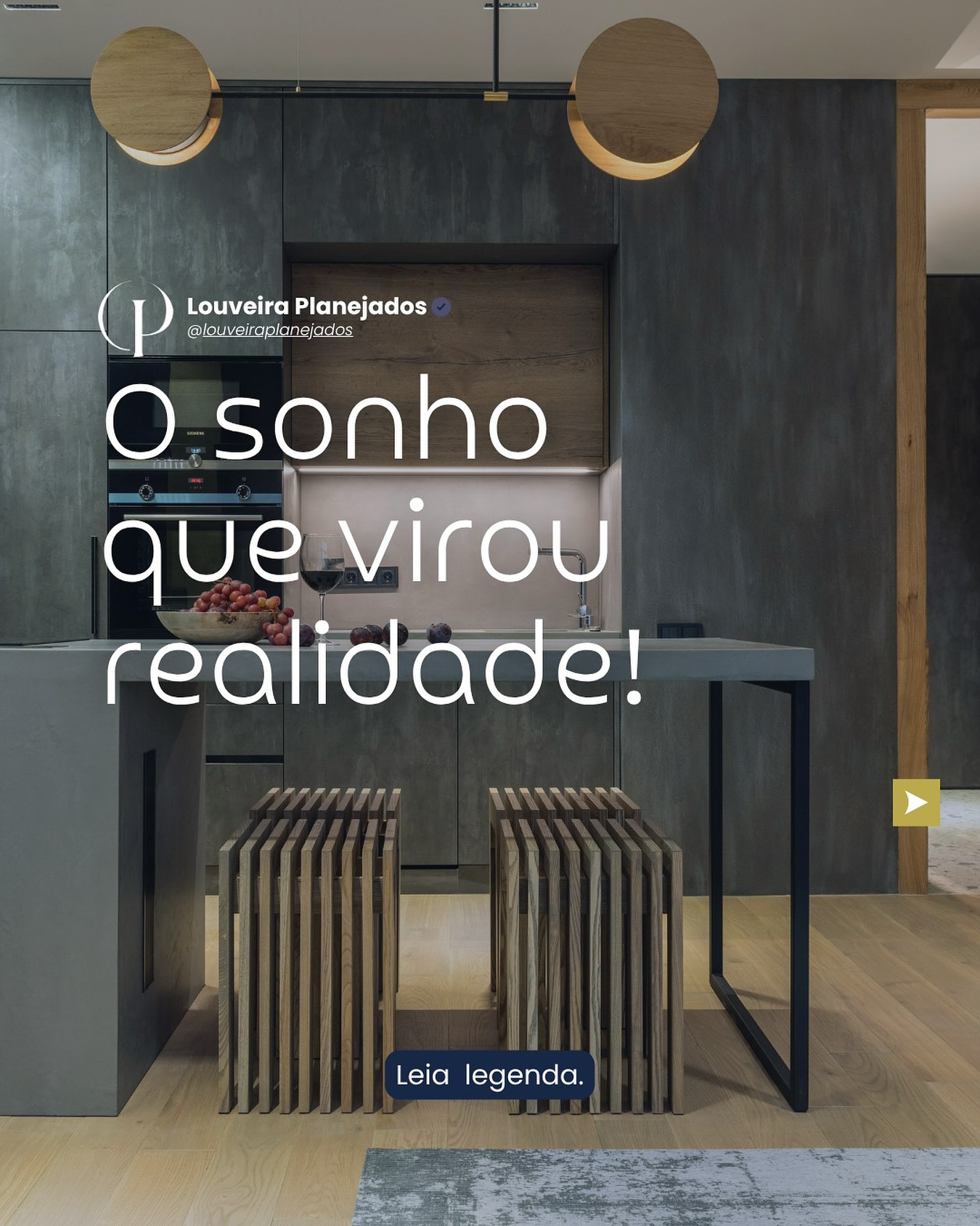 Cozinha planejada de alto padrão com marcenaria de piso a teto, torre de fornos e bancada integrada