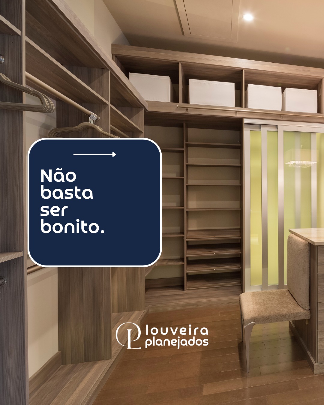 Closet planejado amadeirado com prateleiras, cabideiros e sapateira sob medida em Campo Grande MS